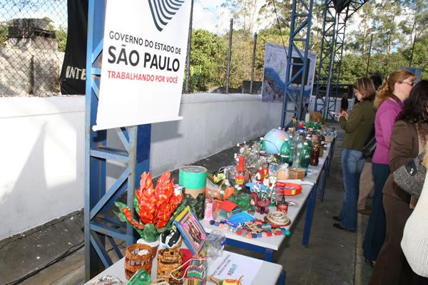 Exposição de trabalhos manuais feitos com sucata