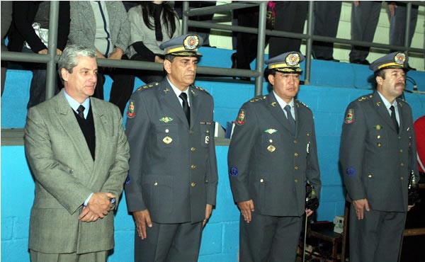 Souza recebe de Nomura a bandeira da Polícia Ambiental