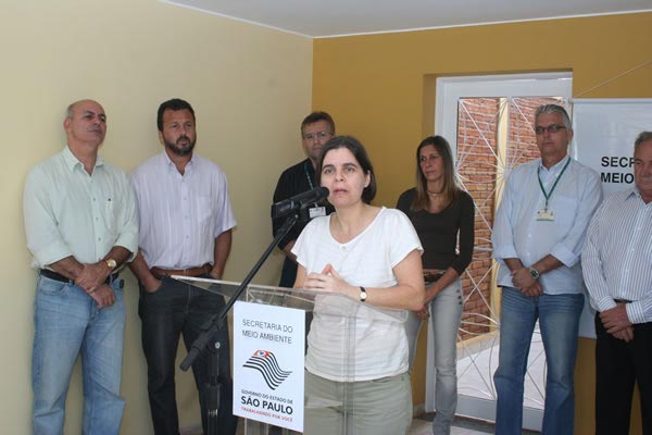 Helena Carrascosa fala aos presentes sobre a importância da Unificação.