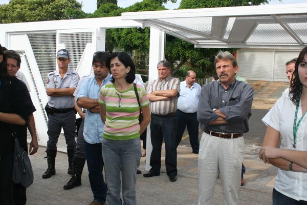 Representantes da sociedade local participam da cerimônia de inauguração.