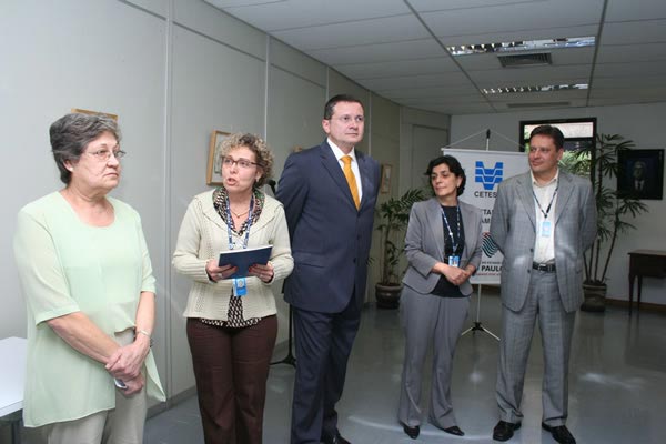 Um exemplar impresso está disponível na biblioteca