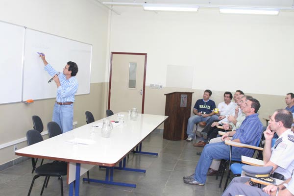 A didática do professor Xico Graziano cativou todos os presentes à aula inaugural