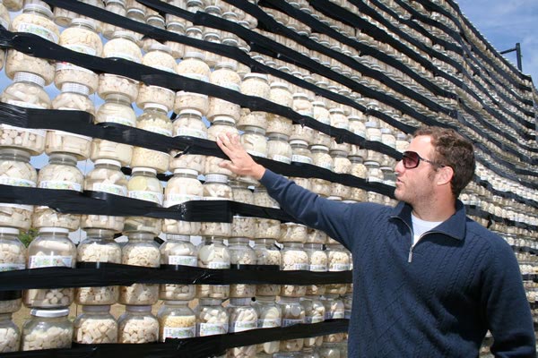 Eduardo Srur explica a aplicação de tarjas pretas na escultura como forma de indicar proibição do cunsumo do palmito ilegal
