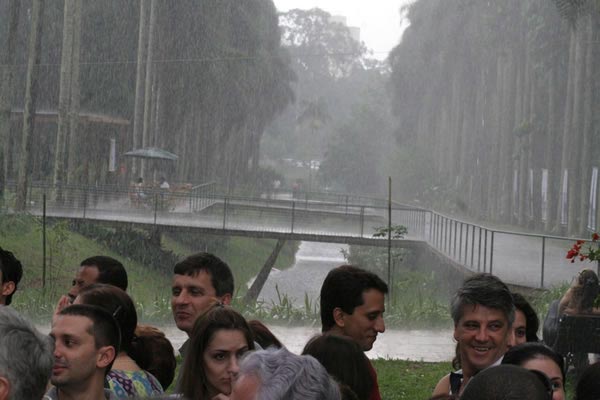 A chuva chegou para abençoar e alimentar o Córrego