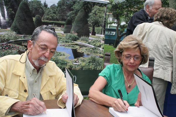Gil Felippe e Lílian Zaidan autografam a obra