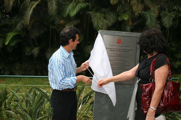 Secretário e Vera Bononi descerram a placa de reinauguração da nova portaria