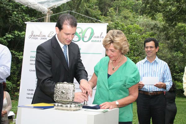 Vinicius da Costa e Lilian Zaidan inauguram o carimbo comemorativo.