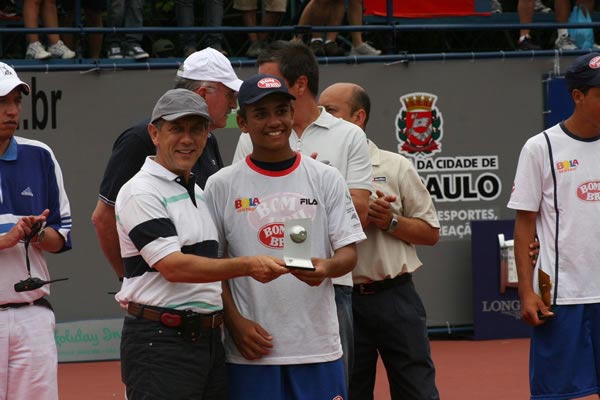na frente do campeão Ricardo Mello