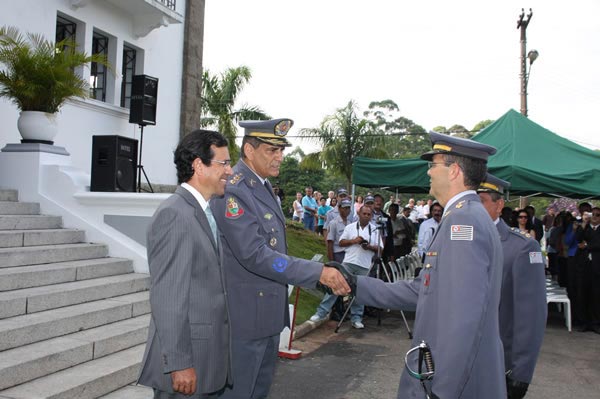 O Ten. Cel. Ribeiro recebe os cumprimentos do comandante do Policiamento Ambiental do Estado
