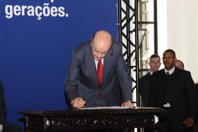 O governador José Serra sanciona o projeto de lei da Política Estadual de Mudanças Climáticas