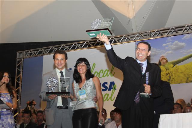 recebe prêmio das mãos do governador