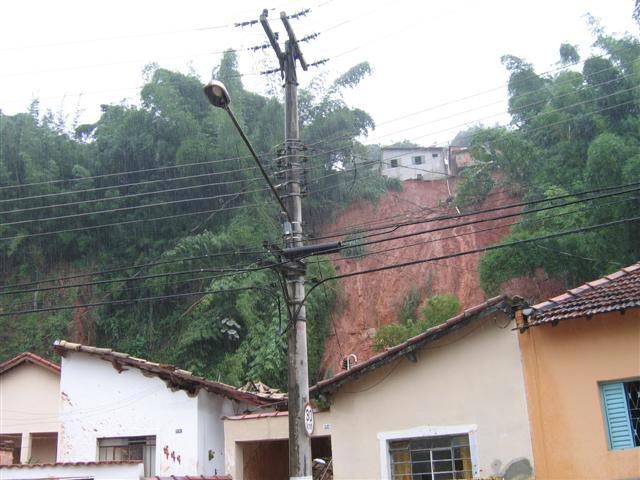 Deslizamento atingiu os fundos das casas em Guaratinguetá