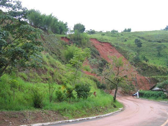 Escorregamento de terra atingiu rodovia em Guaratinguetá