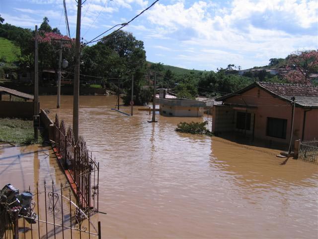 O nível da água cobriu parte das casas em São Luiz do Paraitinga