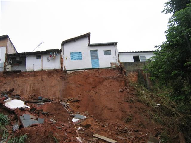 Residência em área de risco em Guaratinguetá