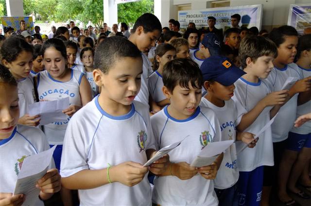 Crianças participam da inauguração da Escola Ambiental de Osvaldo Cruz