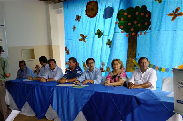 Mesa de autoridades na inauguração em Osvaldo Cruz