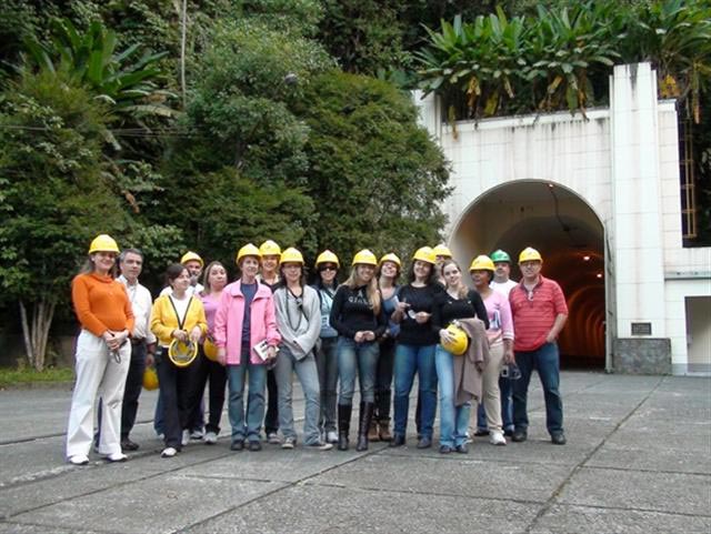 Educadores em frente a entrada da Usina Subterrânea Henry Borden