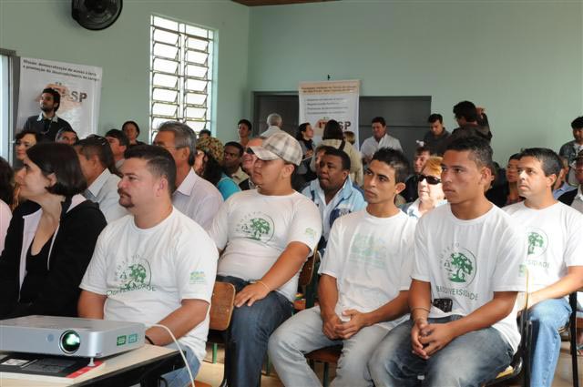 Fábio Barbosa ao lado dos meninos que participam do projeto