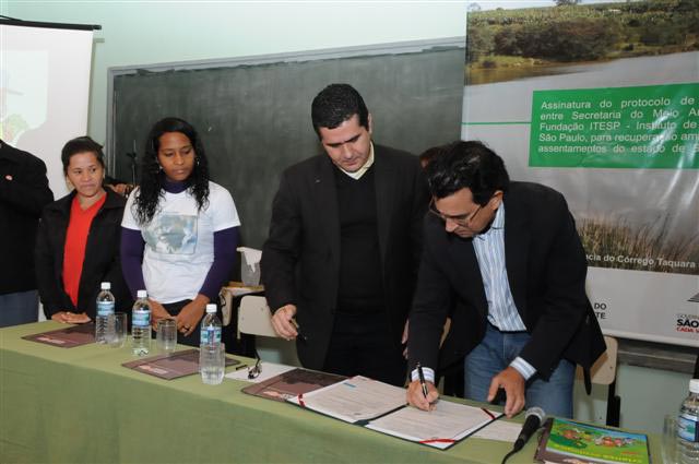 Xico Graziano e Marco Pilla assinam o protocolo de intenções