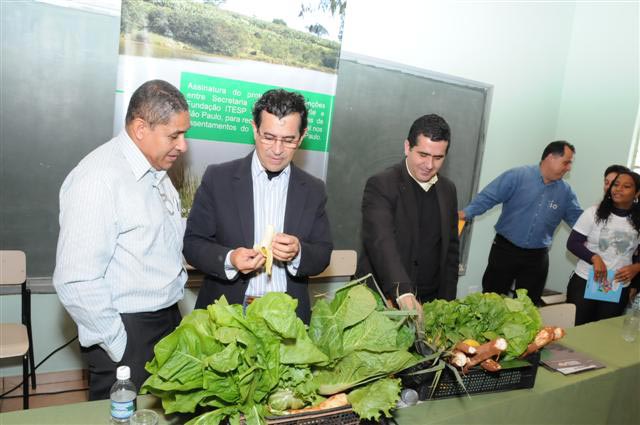 Xico Graziano recebeu uma cesta com produtos cultivados no assentamento