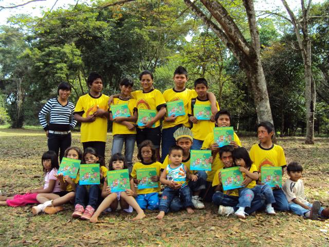 As crianças da aldeia receberam o livro Criança Ecológica - Sou dessa turma