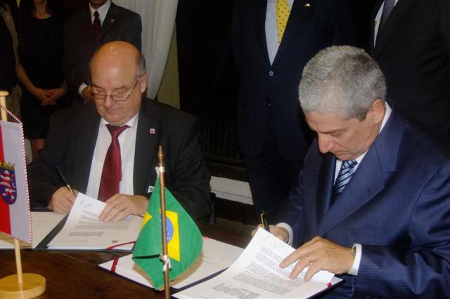 Assinatura do convênio de cooperação entre a universidade alemã e a SMA
