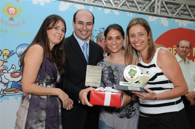 entregou o prêmio para a escola de Pereira Barreto