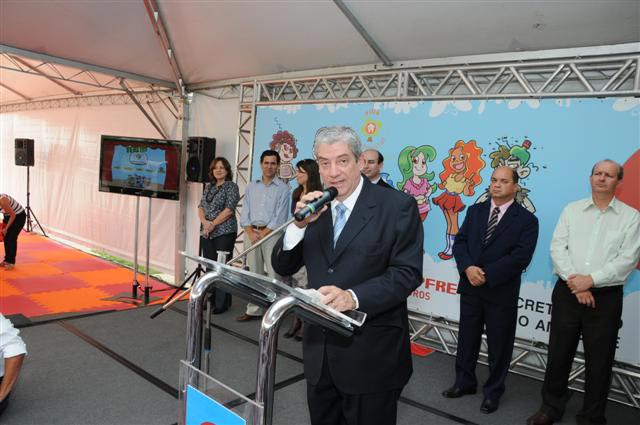 As professoras de São Roque receberam os prêmios das mãos de Mônica de Lima e Jonson Sousa