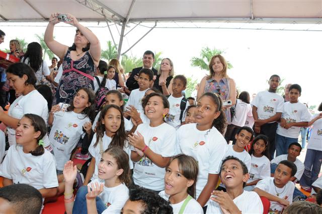 Os educadores de Cubatão com os prêmios