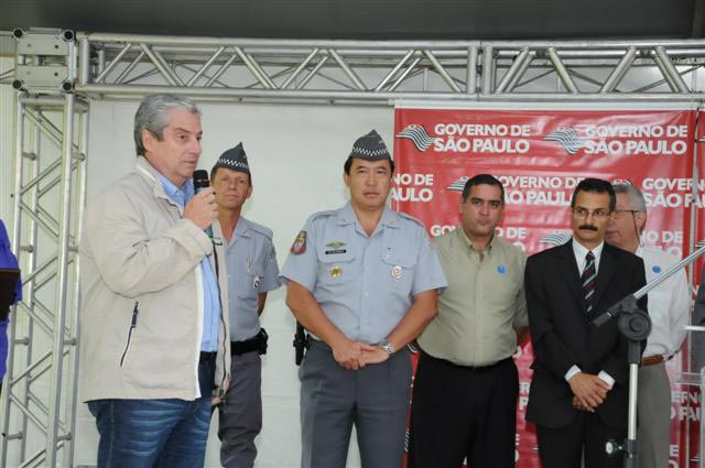 O governador Alberto Goldman assina o decreto