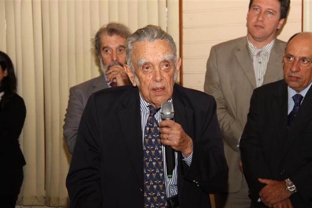 O novo diretor executivo João Gabriel Bruno recebe os cumprimentos das autoridades