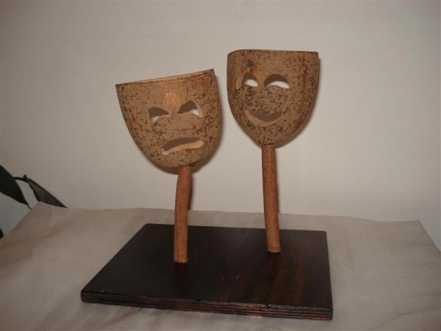 Máscaras feitas com sementes em exposição no Horto Florestal